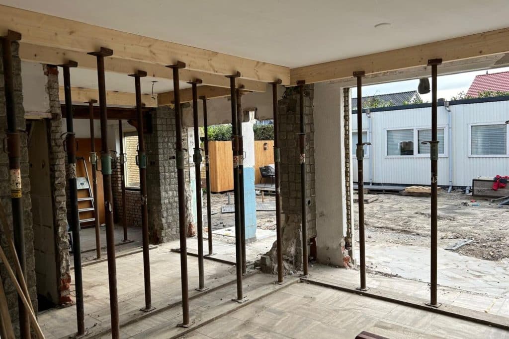 Beneden verdieping woonhuis gestampeld